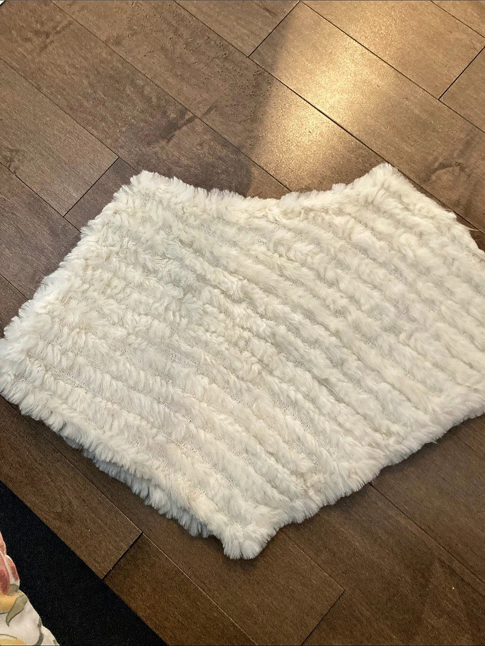 Fresh groove
Cream Rabbit Fur poncho - Picture 2 of 4